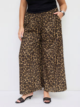 Woven Mid Rise Elastic Waist Leopard Pocket Wide Leg Trousers Curve & Plus